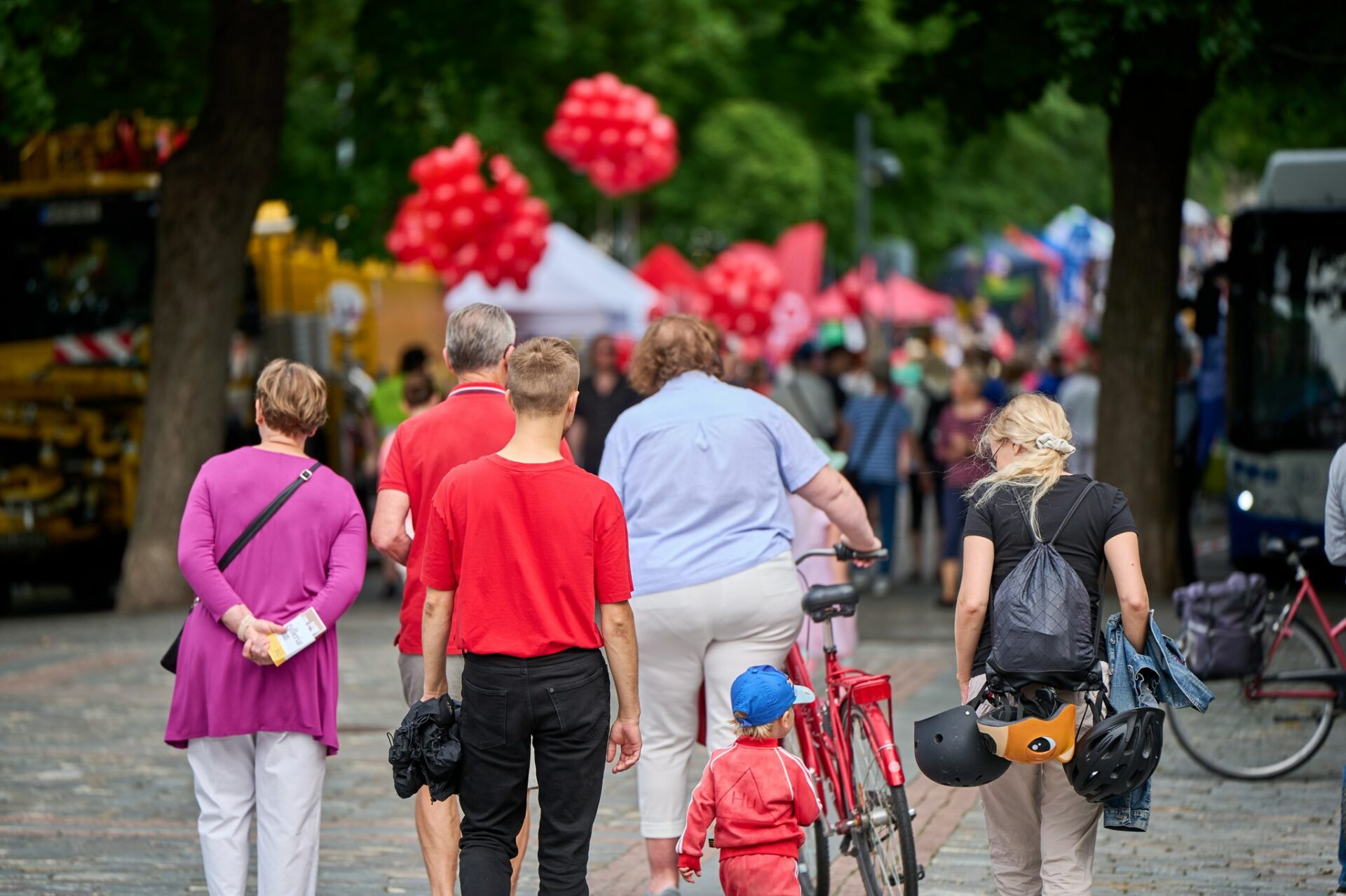 Ihmiset kävelevät Hämeenpuistossa.