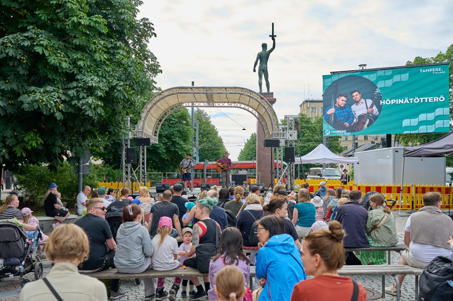 People looking at the stage at Hämeenpuisto boulevard.