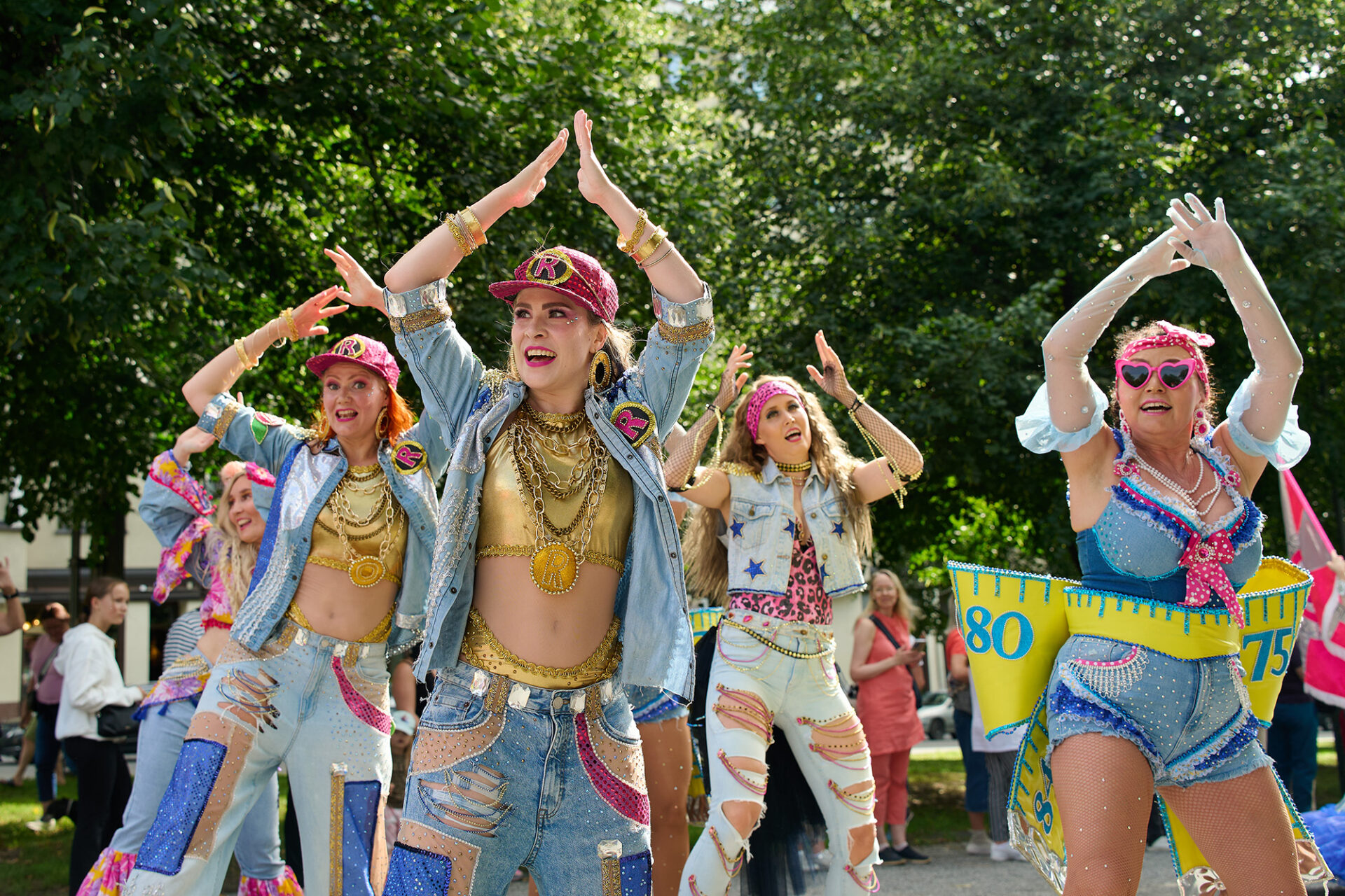 Dancing group performing at Hämeenpuisto boulevard.