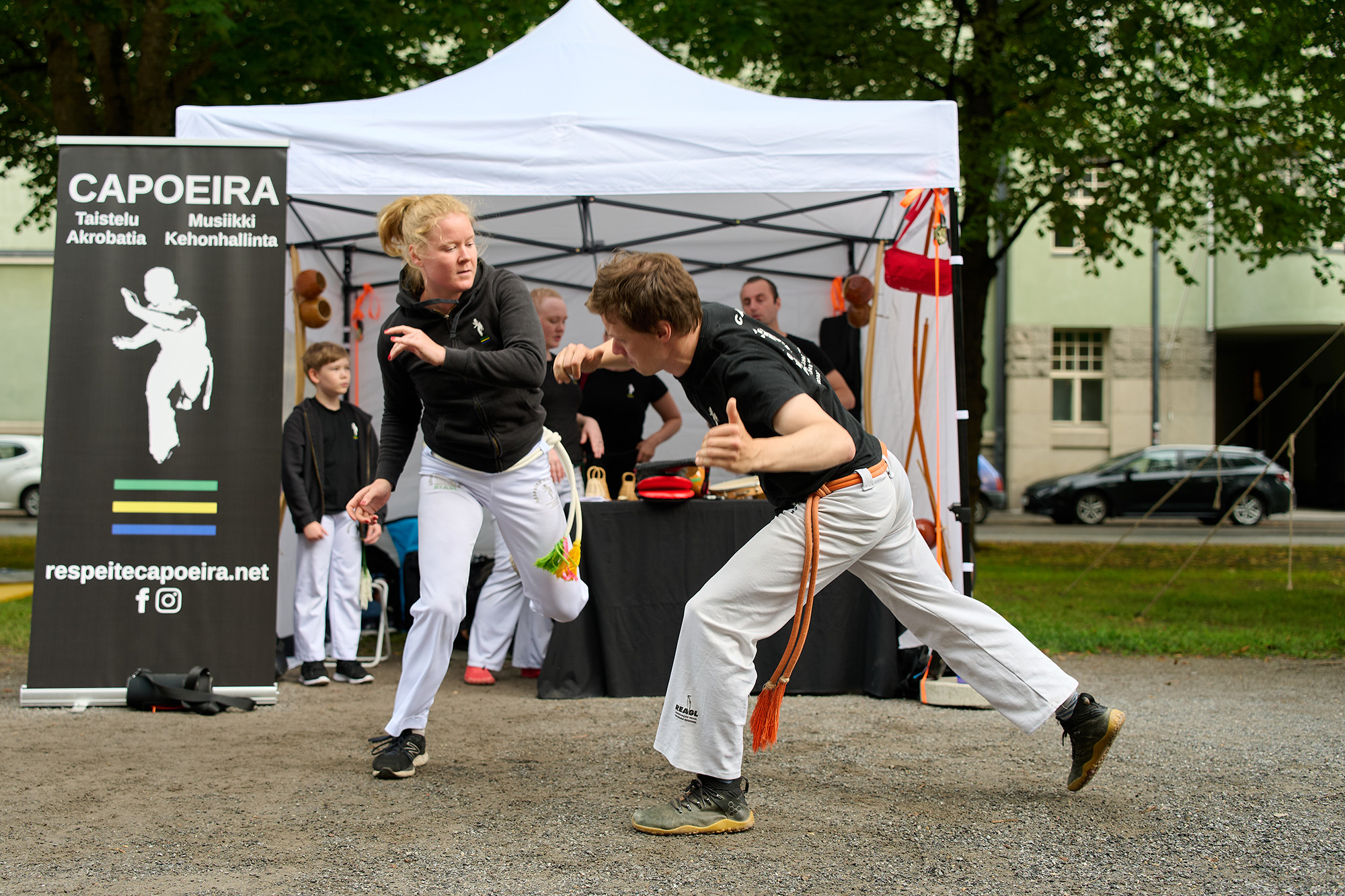 Two people doing karate at Hämeenpuisto boulevard.