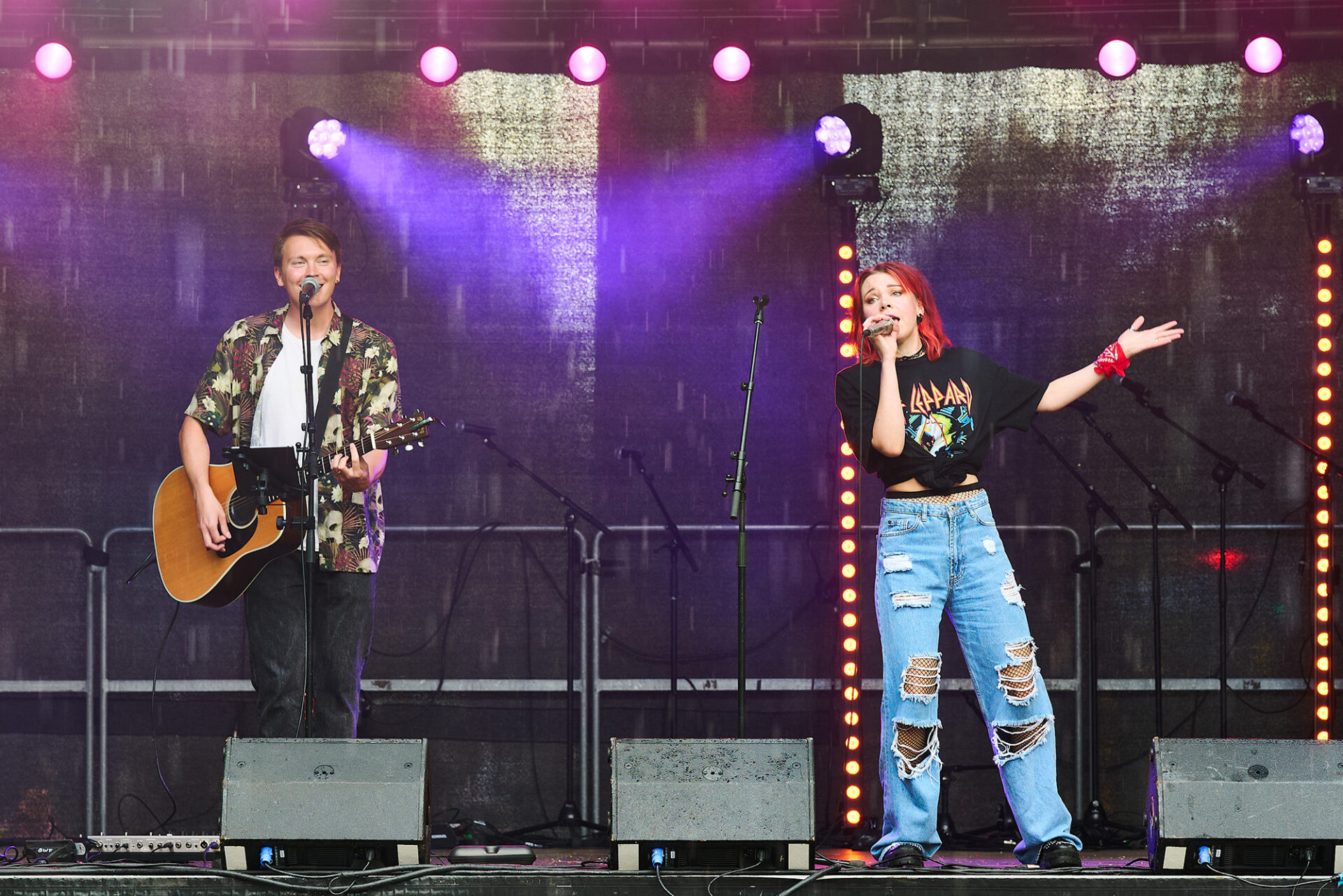 Jenni Mustajärvi singing on the stage of Hämeenpuisto boulevard.