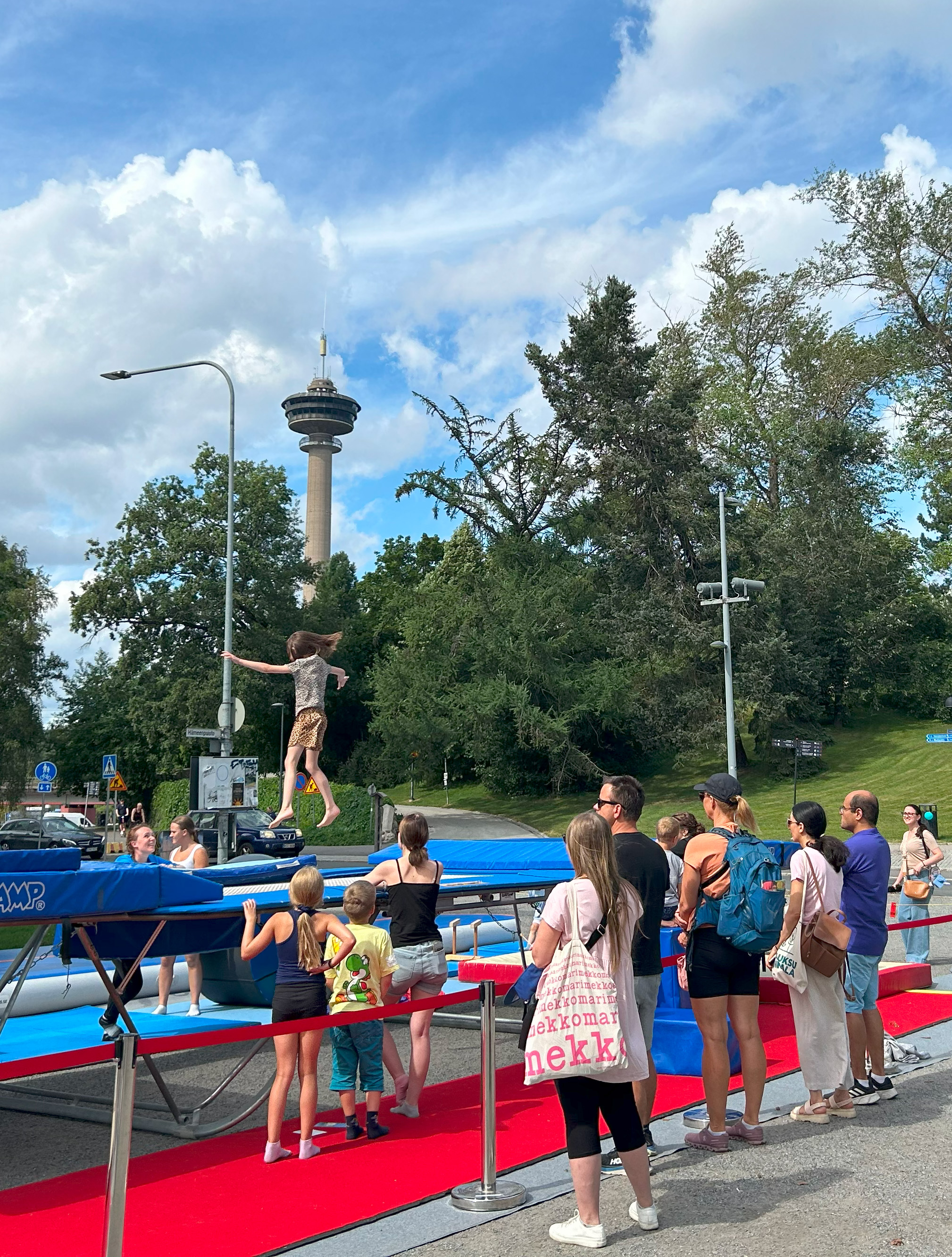 Lapsi hyppää isolla trampoliinilla.