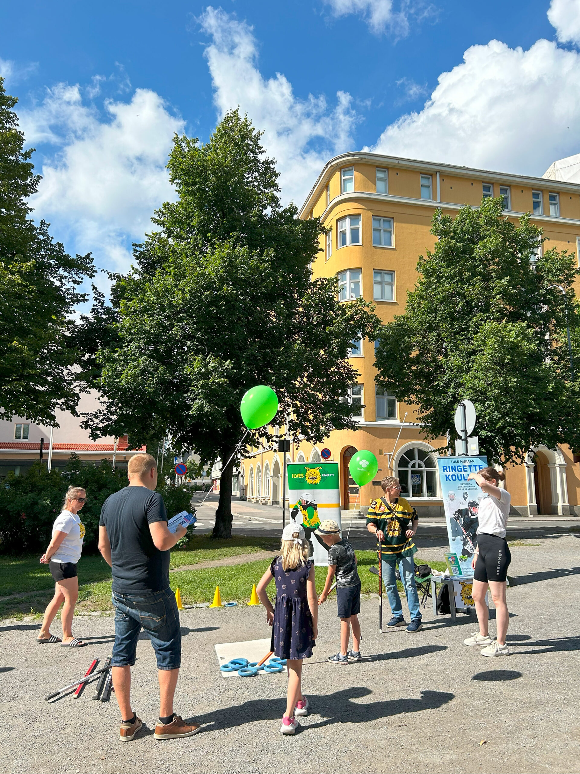 Lapset testaamassa ringetteä.