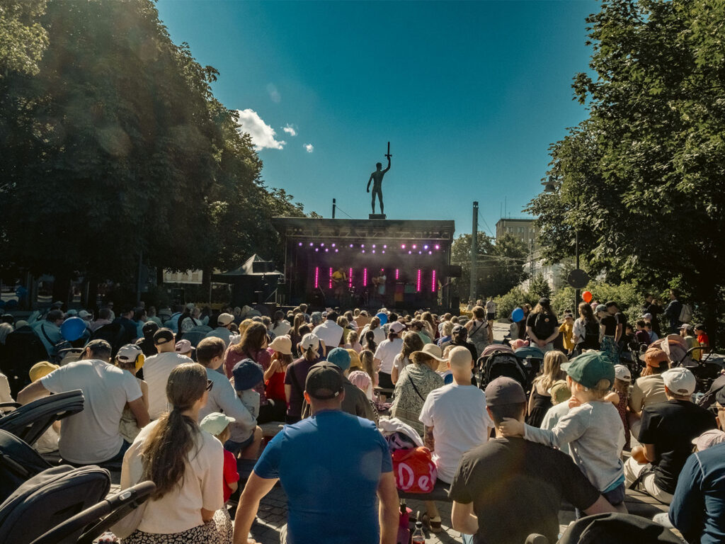 Yleisöä seuraamassa Puistofiestan ohjelmaa