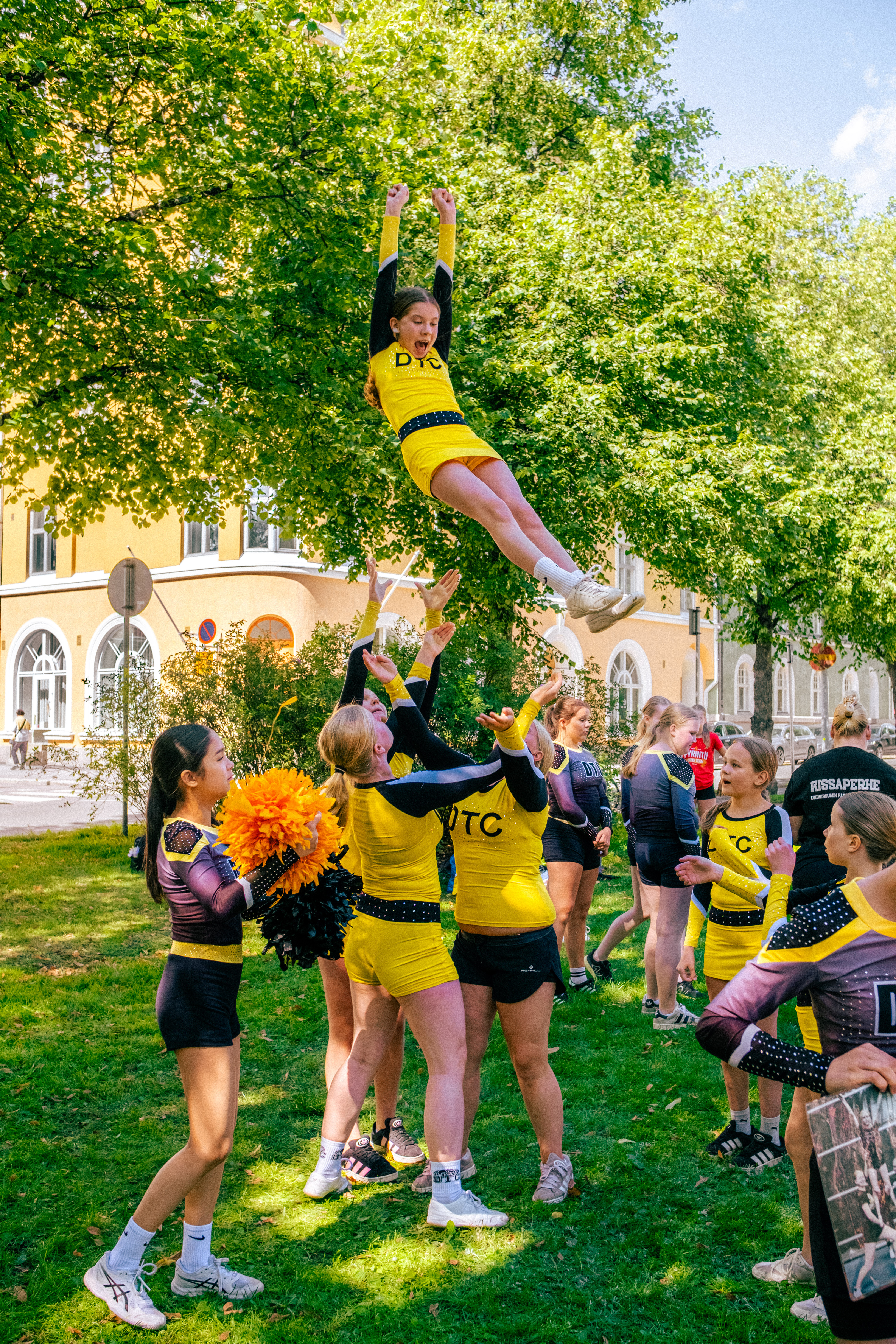 Dream Team Cheerleaders suorittaa näyttäviä temppuja.