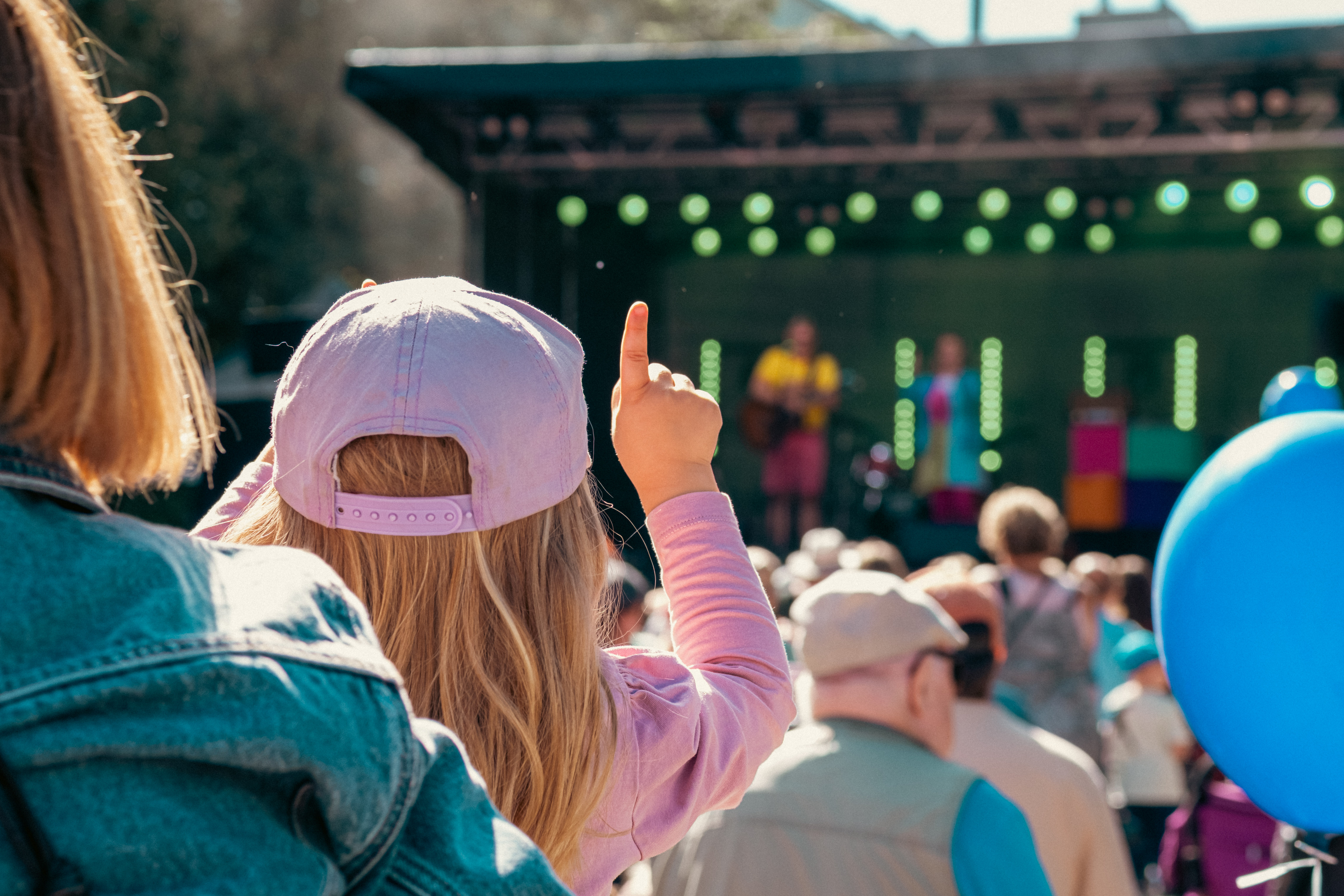 Ihmisiä katsomassa Siina &Taikaradio Duon esiintymistä.